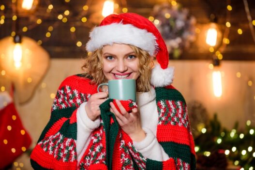 Kvinde der drikker te fra sin julekalender